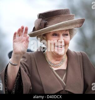 Arnhem, Pays-Bas. 27 février 2013. La Reine Beatrix des Pays-Bas visite la maison royale pour les vieux soldats et musée Bronbeek à Arnhem. Bronbeek est une partie du ministère de la défense. La Reine, patronne de Bronbeek, prend la parole lors de sa visite avec les résidents de la maison et avec le personnel et les bénévoles. La reine visite également le 150ème jubilé exposition de Bronbeek. Bronbeek vivants et propose des soins pour cinquante anciens combattants de l'armée et ex-Duch royal Dutch East Indies Army. Photo : Patrick van Katwijk/Alamy vivre et NewsNETHERLANDS HORS FRANCE Banque D'Images