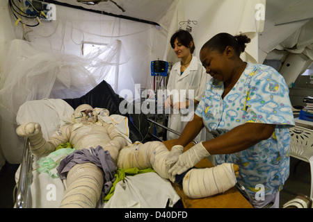 Une infirmière qui travaille dans l'unité des grands brûlés de l'hôpital MSF Drouillard Port-au-Prince, Haïti Banque D'Images