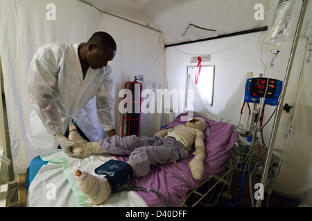 Un physiothérapeute travaillant dans l'unité des grands brûlés de l'hôpital MSF Drouillard Port-au-Prince, Haïti Banque D'Images