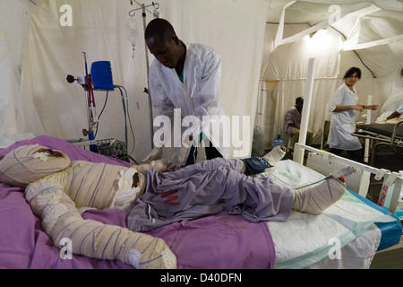 Un physiothérapeute travaillant dans l'unité des grands brûlés de l'hôpital MSF Drouillard Port-au-Prince, Haïti Banque D'Images