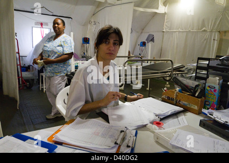 Un médecin travaillant dans l'unité des grands brûlés de l'hôpital MSF Drouillard Port-au-Prince, Haïti Banque D'Images