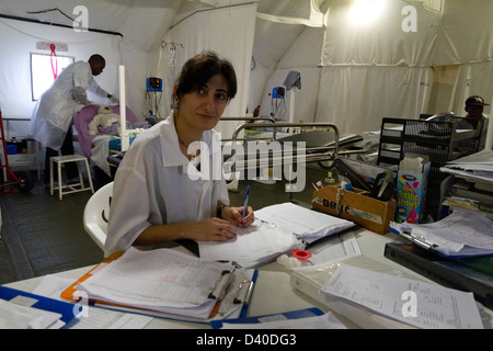 Un médecin travaillant dans l'unité des grands brûlés de l'hôpital MSF Drouillard Port-au-Prince, Haïti Banque D'Images