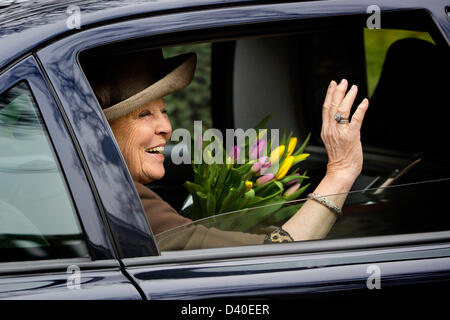 Arnhem, Pays-Bas. 27 février 2013. La Reine Beatrix des Pays-Bas quitte après la visite de la maison royale de vieux soldats et musée Bronbeek à Arnhem. Bronbeek est une partie du ministère de la défense. La Reine, patronne de Bronbeek, prend la parole lors de sa visite avec les résidents de la maison et avec le personnel et les bénévoles. La reine visite également le 150ème jubilé exposition de Bronbeek. Bronbeek vivants et propose des soins pour cinquante anciens combattants de l'armée et ex-Duch royal Dutch East Indies Army. Photo : Patrick van Katwijk/Alamy vivre et NewsNETHERLANDS HORS FRANCE Banque D'Images