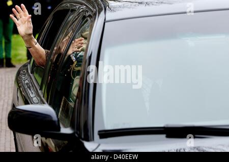 Arnhem, Pays-Bas. 27 février 2013. La Reine Beatrix des Pays-Bas quitte après la visite de la maison royale de vieux soldats et musée Bronbeek à Arnhem. Bronbeek est une partie du ministère de la défense. La Reine, patronne de Bronbeek, prend la parole lors de sa visite avec les résidents de la maison et avec le personnel et les bénévoles. La reine visite également le 150ème jubilé exposition de Bronbeek. Bronbeek vivants et propose des soins pour cinquante anciens combattants de l'armée et ex-Duch royal Dutch East Indies Army. Photo : Patrick van Katwijk/Alamy vivre et NewsNETHERLANDS HORS FRANCE Banque D'Images