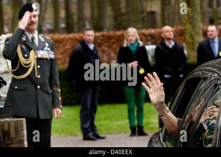 Arnhem, Pays-Bas. 27 février 2013. La Reine Beatrix des Pays-Bas quitte après la visite de la maison royale de vieux soldats et musée Bronbeek à Arnhem. Bronbeek est une partie du ministère de la défense. La Reine, patronne de Bronbeek, prend la parole lors de sa visite avec les résidents de la maison et avec le personnel et les bénévoles. La reine visite également le 150ème jubilé exposition de Bronbeek. Bronbeek vivants et propose des soins pour cinquante anciens combattants de l'armée et ex-Duch royal Dutch East Indies Army. Photo : Patrick van Katwijk/Alamy vivre et NewsNETHERLANDS HORS FRANCE Banque D'Images