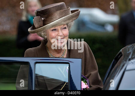 Arnhem, Pays-Bas. 27 février 2013. La Reine Beatrix des Pays-Bas quitte après la visite de la maison royale de vieux soldats et musée Bronbeek à Arnhem. Bronbeek est une partie du ministère de la défense. La Reine, patronne de Bronbeek, prend la parole lors de sa visite avec les résidents de la maison et avec le personnel et les bénévoles. La reine visite également le 150ème jubilé exposition de Bronbeek. Bronbeek vivants et propose des soins pour cinquante anciens combattants de l'armée et ex-Duch royal Dutch East Indies Army. Photo : Patrick van Katwijk/Alamy vivre et NewsNETHERLANDS HORS FRANCE Banque D'Images