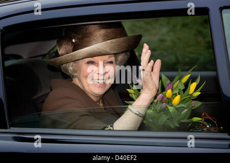 Arnhem, Pays-Bas. 27 février 2013. La Reine Beatrix des Pays-Bas quitte après la visite de la maison royale de vieux soldats et musée Bronbeek à Arnhem. Bronbeek est une partie du ministère de la défense. La Reine, patronne de Bronbeek, prend la parole lors de sa visite avec les résidents de la maison et avec le personnel et les bénévoles. La reine visite également le 150ème jubilé exposition de Bronbeek. Bronbeek vivants et propose des soins pour cinquante anciens combattants de l'armée et ex-Duch royal Dutch East Indies Army. Photo : Patrick van Katwijk/Alamy vivre et NewsNETHERLANDS HORS FRANCE Banque D'Images