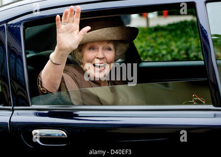 Arnhem, Pays-Bas. 27 février 2013. La Reine Beatrix des Pays-Bas quitte après la visite de la maison royale de vieux soldats et musée Bronbeek à Arnhem. Bronbeek est une partie du ministère de la défense. La Reine, patronne de Bronbeek, prend la parole lors de sa visite avec les résidents de la maison et avec le personnel et les bénévoles. La reine visite également le 150ème jubilé exposition de Bronbeek. Bronbeek vivants et propose des soins pour cinquante anciens combattants de l'armée et ex-Duch royal Dutch East Indies Army. Photo : Patrick van Katwijk/Alamy vivre et NewsNETHERLANDS HORS FRANCE Banque D'Images