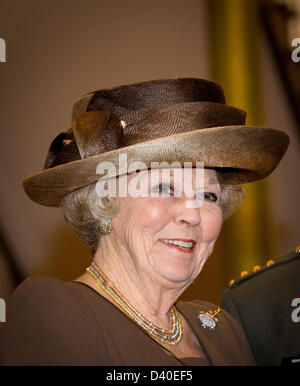 Arnhem, Pays-Bas. 27 février 2013. La Reine Beatrix des Pays-Bas visite le Musée Bronbeek à Arnhem. Bronbeek est une partie du ministère de la défense. La Reine a visité le 150ème jubilé exposition de Bronbeek. Photo : Patrick van Katwijk/Alamy vivre et NewsNETHERLANDS HORS FRANCE Banque D'Images