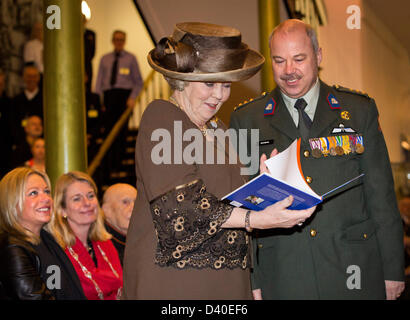 Arnhem, Pays-Bas. 27 février 2013. La Reine Beatrix des Pays-Bas visite le Musée Bronbeek à Arnhem. Bronbeek est une partie du ministère de la défense. La Reine a visité le 150ème jubilé exposition de Bronbeek. Photo : Patrick van Katwijk/Alamy vivre et NewsNETHERLANDS HORS FRANCE Banque D'Images