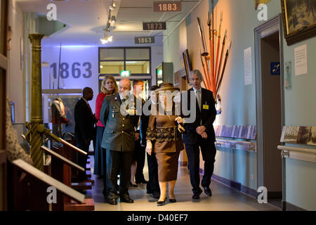 Arnhem, Pays-Bas. 27 février 2013. La Reine Beatrix des Pays-Bas visite le Musée Bronbeek à Arnhem. Bronbeek est une partie du ministère de la défense. La Reine, patronne de Bronbeek, prend la parole lors de sa visite avec les résidents de la maison et avec le personnel et les bénévoles. La reine visite également le 150ème jubilé exposition de Bronbeek. Bronbeek vivants et propose des soins pour cinquante anciens combattants de l'armée et ex-Duch royal Dutch East Indies Army. Photo : Patrick van Katwijk/Alamy vivre et NewsNETHERLANDS HORS FRANCE Banque D'Images