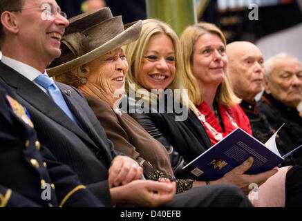 Arnhem, Pays-Bas. 27 février 2013. La Reine Beatrix des Pays-Bas visite le Musée Bronbeek à Arnhem. Bronbeek est une partie du ministère de la défense. La Reine a visité le 150ème jubilé exposition de Bronbeek. Photo : Patrick van Katwijk/Alamy vivre et NewsNETHERLANDS HORS FRANCE Banque D'Images