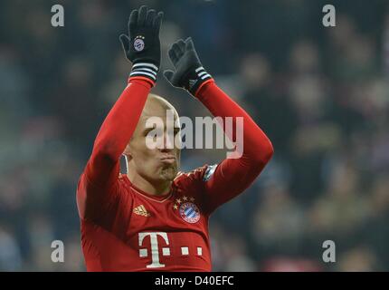 Munich, Allemagne. 27 février 2013. La Munich Arjen Robben cheers après le match de quart de finale de la Coupe DFB entre FC Bayern Munich Borussia Dortmund et à l'Allianz Arena de Munich. Photo : Peter Kneffel/dpa/Alamy Live News Banque D'Images