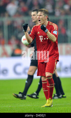 Munich, Allemagne. 27 février 2013. Bastian Schweinsteiger Munich cheers après FC Bayern Munich remporte le match de football DFB 1-0 contre Borussia Dortmund à Munich. Photo : Marc Mueller/dpa/Alamy Live News Banque D'Images