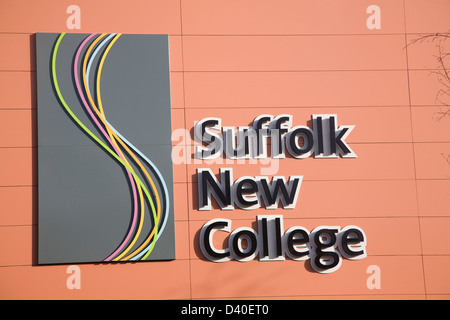 Signe et symbole du logo de Suffolk New College, Ipswich, Suffolk, Angleterre Banque D'Images