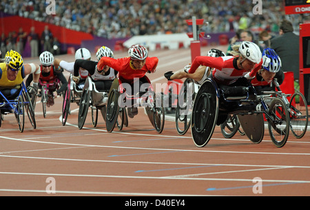 Edith Wolf (Suisse) et Shirley Reilly (USA) plomb Women's 1500m - T54 dans le stade olympique au Jeux Paralympiques de Londres 2012. Banque D'Images