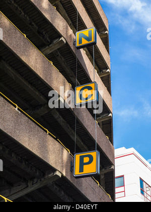Inscrivez-NCP sur le côté d'un parking à plusieurs étages dans la ville de Bristol. Banque D'Images