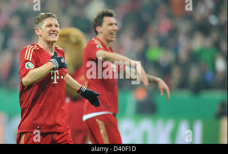 Munich, Allemagne. 27 février 2013. Bastian Schweinsteiger de Munich (l) cheers après FC Bayern Munich remporte le match de football DFB 1-0 contre Borussia Dortmund à Munich. Photo : Marc Mueller/dpa/Alamy Live News Banque D'Images