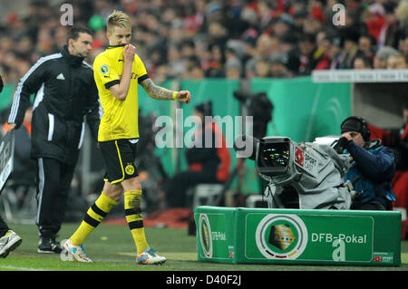 Munich, Allemagne. 27 février 2013. Le Dortmund Marco Reus est substitué au cours de la DFB trimestre dernier match entre FC Bayern Munich Borussia Dortmund et à l'Allianz Arena de Munich. Photo : Andreas Gebert/dpa/Alamy Live News Banque D'Images