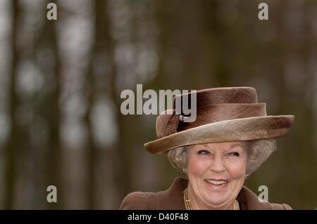 Arnhem, Pays-Bas. 27 février 2013. La Reine Beatrix des Pays-Bas visite la maison royale pour les vieux soldats et musée Bronbeek à Arnhem. Bronbeek est une partie du ministère de la défense. La Reine, patronne de Bronbeek, prend la parole lors de sa visite avec les résidents de la maison et avec le personnel et les bénévoles. La reine visite également le 150ème jubilé exposition de Bronbeek. Bronbeek vivants et propose des soins pour cinquante anciens combattants de l'armée néerlandaise et ancien de l'Armée royale des Indes néerlandaises. Photo : Albert Nieboer/Alamy Live News / Pays-Bas OUT Banque D'Images