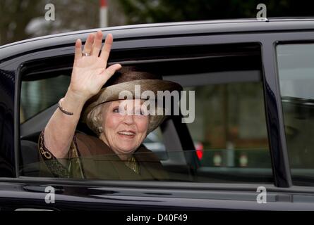 Arnhem, Pays-Bas. 27 février 2013. La Reine Beatrix des Pays-Bas quitte après la visite de la maison royale de vieux soldats et musée Bronbeek à Arnhem. Bronbeek est une partie du ministère de la défense. La Reine, patronne de Bronbeek, prend la parole lors de sa visite avec les résidents de la maison et avec le personnel et les bénévoles. La reine visite également le 150ème jubilé exposition de Bronbeek. Bronbeek vivants et propose des soins pour cinquante anciens combattants de l'armée néerlandaise et ancien de l'Armée royale des Indes néerlandaises. Photo : Albert Nieboer/Alamy Live News / Pays-Bas OUT Banque D'Images