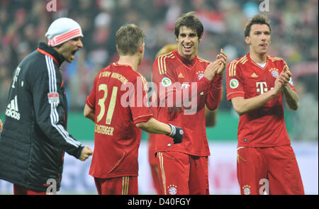 Munich, Allemagne. 27 février 2013. Munich, Javier Martinez (C) cheer après FC Bayern Munich remporte le match de football DFB 1-0 contre Borussia Dortmund à Munich. Photo : Marc Mueller/dpa/Alamy Live News Banque D'Images