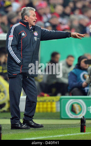 Munich, Allemagne. 27 février 2013. L'entraîneur-chef de Munich Jupp Heynckes des gestes aussi FC Bayern Munich remporte le match de football DFB 1-0 contre Borussia Dortmund à Munich. Photo : Marc Mueller/dpa/Alamy Live News Banque D'Images