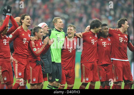 Munich, Allemagne. 27 février 2013. Les joueurs de Munich cheer après FC Bayern Munich remporte le match de football DFB 1-0 contre Borussia Dortmund à Munich. Photo : Marc Mueller/dpa/Alamy Live News Banque D'Images