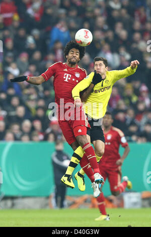 Munich, Allemagne. 27 février 2013. Robert Lewandowski de Dortmund (R) convoite la la balle avec Munich's Dante au cours de la DFB match de quart de finale entre le FC Bayern Munich et du Borussia Dortmund à l'Allianz Arena. Photo : Revierfoto/dpa/Alamy Live News Banque D'Images