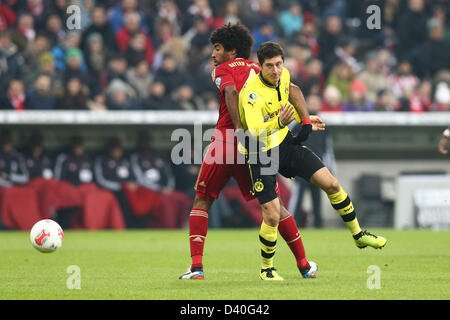 Munich, Allemagne. 27 février 2013. Robert Lewandowski de Dortmund (R) convoite la la balle avec Munich's Dante au cours de la DFB match de quart de finale entre le FC Bayern Munich et du Borussia Dortmund à l'Allianz Arena. Photo : Revierfoto/dpa/Alamy Live News Banque D'Images