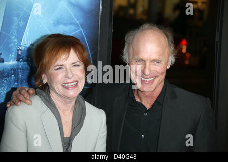 Los Angeles, Californie, USA. 27 février 2013. L'acteur américain Ed Harris et sa femme Amy Madigan assister à la première du film 'Le fantôme' à TLC Chinese Theatre à Hollywood, Los Angeles, USA, le 27 février 2013. Photo : Hubert Boesl/dpa/Alamy Live News Banque D'Images