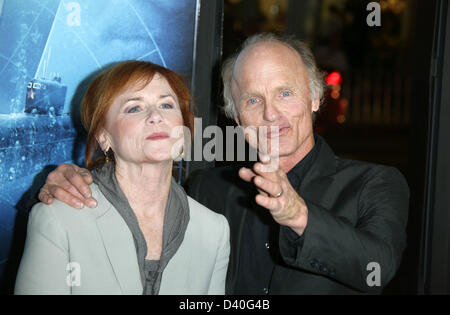 Los Angeles, Californie, USA. 27 février 2013. L'acteur américain Ed Harris et sa femme Amy Madigan assister à la première du film 'Le fantôme' à TLC Chinese Theatre à Hollywood, Los Angeles, USA, le 27 février 2013. Photo : Hubert Boesl/dpa/Alamy Live News Banque D'Images