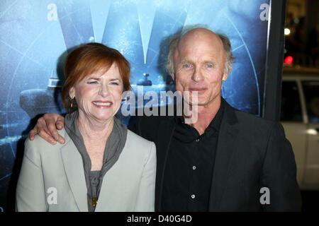 Los Angeles, Californie, USA. 27 février 2013. L'acteur américain Ed Harris et sa femme Amy Madigan assister à la première du film 'Le fantôme' à TLC Chinese Theatre à Hollywood, Los Angeles, USA, le 27 février 2013. Photo : Hubert Boesl/dpa/Alamy Live News Banque D'Images