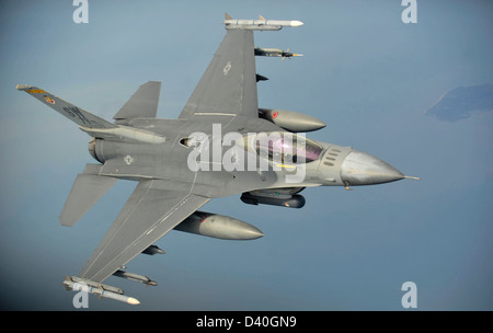 Un F-16 Fighting Falcon, de Shaw Air Force Base, SC se ferme avec un KC-135 Stratotanker à partir de la 916e Escadre de ravitaillement en vol Banque D'Images