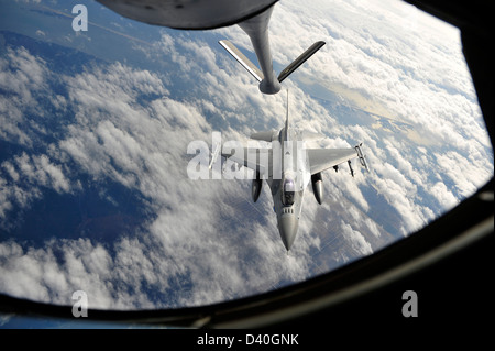 Un F-16 Fighting Falcon, de Shaw Air Force Base, SC se ferme avec un KC-135 Stratotanker à partir de la 916e Escadre de ravitaillement en vol Banque D'Images