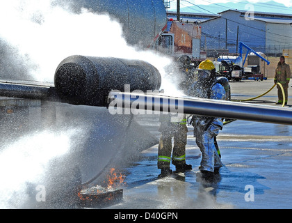 , 612 e Escadron de la base aérienne d'incendie Service d'incendie, indique à l'inspecteur et du Honduras Belize Les pompiers grâce à une simulation d'aircr Banque D'Images