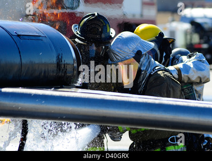 La BASE AÉRIENNE DE SOTO CANO AU HONDURAS- M. Herberth, Gaekel 612 e Escadron de la base aérienne d'incendie Service d'incendie, indique à l'inspecteur et du Honduras Belize Les pompiers grâce à une simulation d'incendie moteur de l'appareil pendant une durée de quatre jours, l'Amérique centrale opérationnelle mutuelle partage Kn Banque D'Images