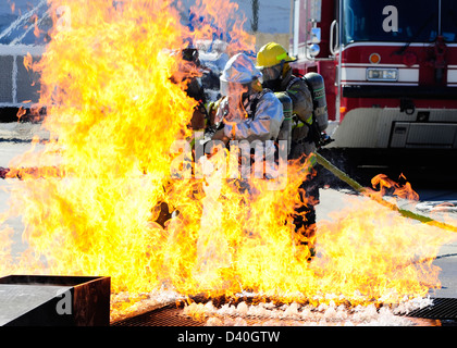 L'Escadron de la base aérienne d'incendie Service d'incendie, indique à l'inspecteur et du Honduras Belize les pompiers à travers la simulation d'un incendie de carburant Banque D'Images