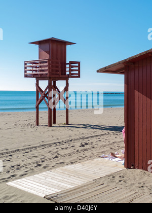 La station de la vie sur la plage de Malaga vide Banque D'Images