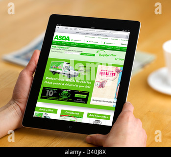 Les courses en ligne sur le site web de l'ASDA avec une 4ème génération d'Apple iPad Banque D'Images