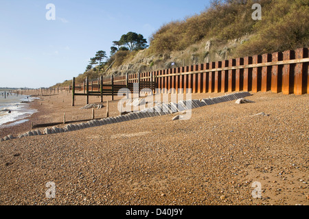 Pieux en acier rouillé sea wall de défense et plage de galets près de Bawdsey Quay, Suffolk, Angleterre Banque D'Images