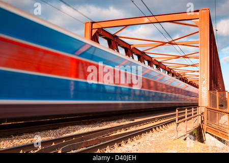 Le train à grande vitesse sur le vieux pont de fer Banque D'Images