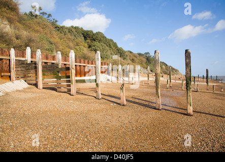 Pieux en acier rouillé sea wall de défense et plage de galets près de Bawdsey Quay, Suffolk, Angleterre Banque D'Images