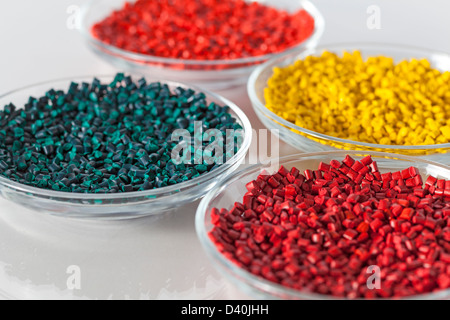 Les granules de plastique en couleur sur verre masterbatch Banque D'Images