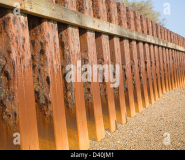 Pieux en acier rouillé sea wall de défense et plage de galets près de Bawdsey Quay, Suffolk, Angleterre Banque D'Images