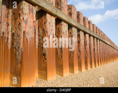 Pieux en acier rouillé sea wall de défense et plage de galets près de Bawdsey Quay, Suffolk, Angleterre Banque D'Images