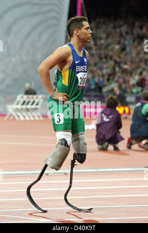 Alan Fonteles Cardoso Oliveira du Brésil après avoir terminé 7e au 100m - T44 au jeux Paralympiques de Londres 2012. Banque D'Images