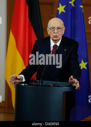 Berlin, Allemagne. 28 Février, 2013. Le président italien Giorgio Napolitano et le Président allemand Joachim Gauck a donner une conférence de presse après la réunion au château de Bellevue à Berlin. Sur la photo : Le Président Giorgio Napolitano de l'Italie parle à la presse. Credit : Reynaldo Chaib Paganelli/Alamy Live News Banque D'Images