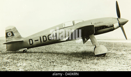Le Heinkel He 100 était un avion de chasse allemand d'avant la seconde Guerre mondiale conçu pour des performances à grande vitesse. Il était doté d'un fuselage profilé et était propulsé par un moteur Daimler-Benz DB 601. Bien qu'il s'agisse d'une réalisation technologique, sa production est limitée et il n'est pas largement utilisé au combat. Banque D'Images