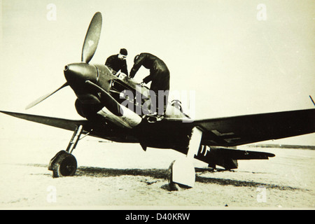 Le Heinkel He 100 était un avion de chasse allemand d'avant la seconde Guerre mondiale connu pour sa vitesse et son agilité. C'était l'un des avions les plus rapides de son temps, bien qu'il ait connu une utilisation limitée. Banque D'Images